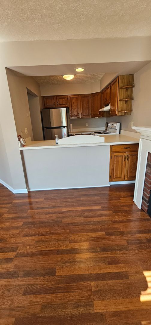 Building Photo - RANCH STYLE 2 BEDROOM CONDO FOR LEASE
