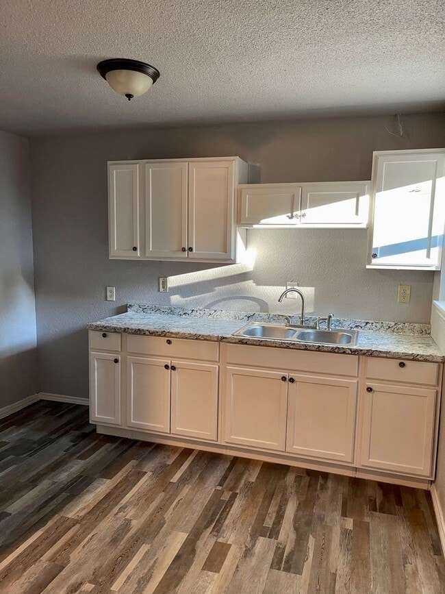 Building Photo - Single-Family Home Available!