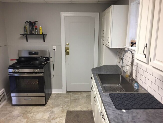 Building Photo - 2230 Riverside Dr NE