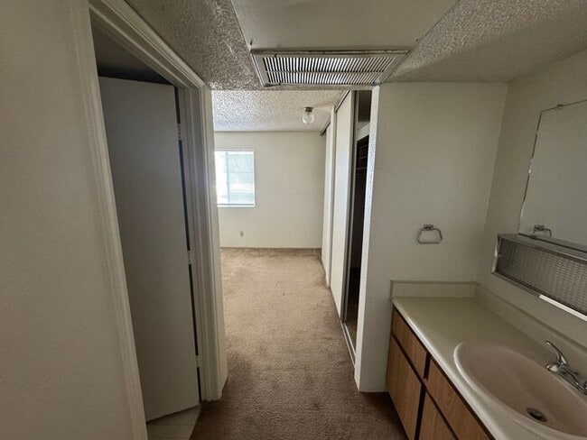 Building Photo - 1 Bedroom Central location with AC!!