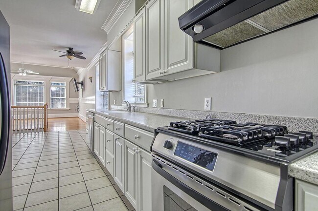Building Photo - 4 Bedroom 3.5 Bath House in St. Thomas Poi...