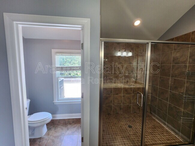 Building Photo - 200 Marion Pl NE