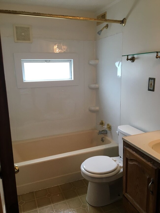 Building Photo - Awesome 3 BR 1 Bath Home with off street p...