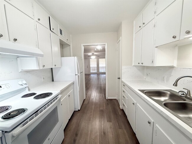 Building Photo - 500 Willow Dr
