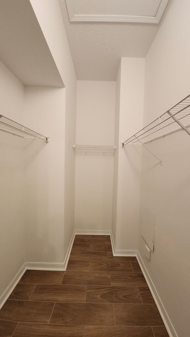 Building Photo - 7955 Carriage Pointe Dr