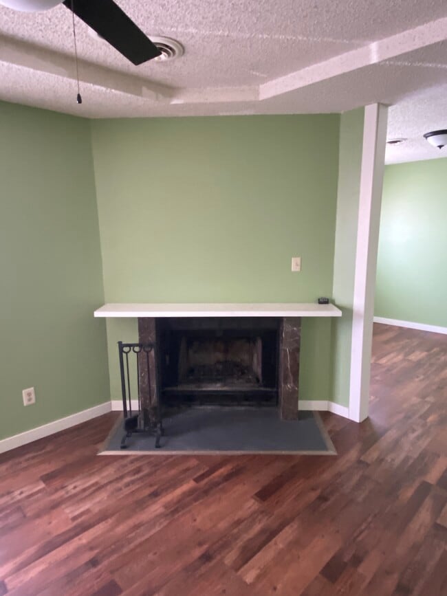 Building Photo - 619 W Edgewood St