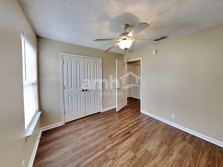 Building Photo - 3050 Weybridge Dr