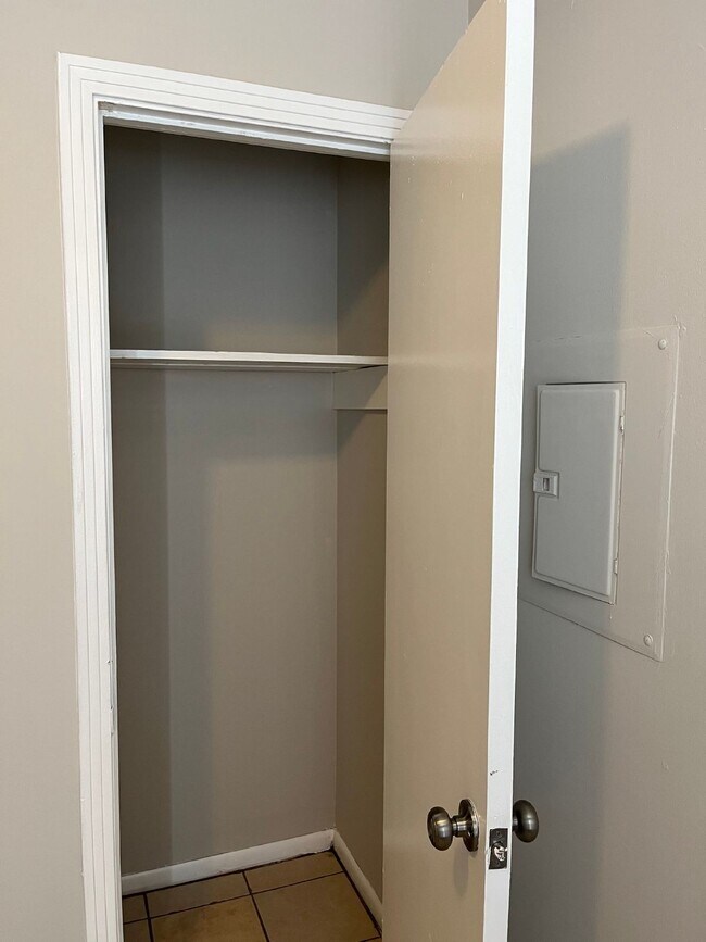 Building Photo - " 2-Bed Duplex on Delaware Street: Cozy Na...