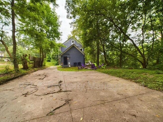 Building Photo - 187 W Long St