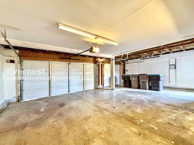 Building Photo - 4-Bedroom Home with Garage / Vouchers Acce...