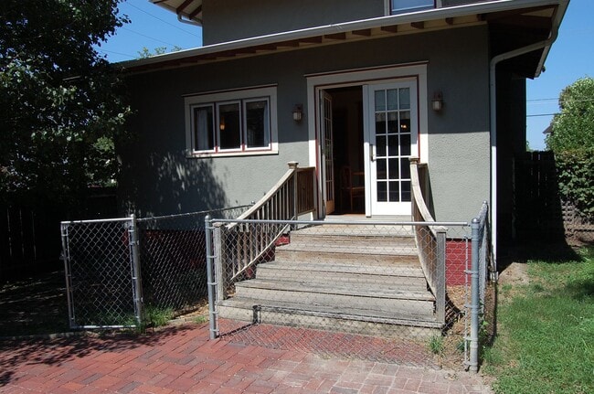 Building Photo - Classic charm in Near South!