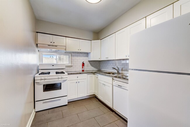 Building Photo - 2 br, 1 bath Triplex - 615 North 32nd Stre...