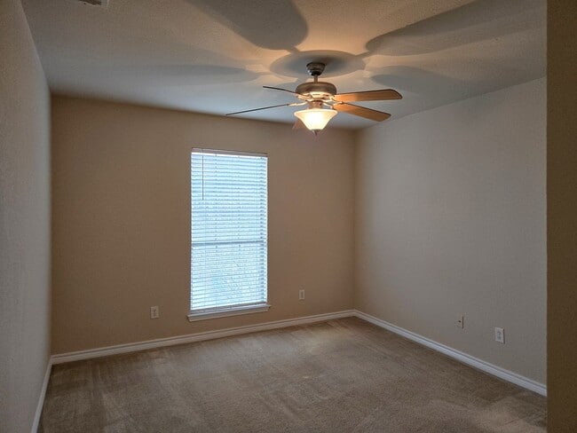 Building Photo - Robinson Townhome