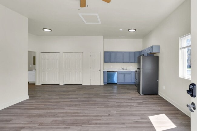 Building Photo - Escape to Serenity: Experience the Charm of our One-Bedroom Cottage!