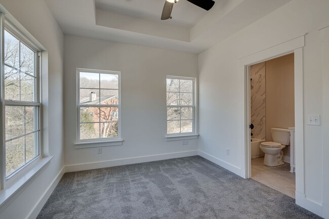 Building Photo - Smoking HOT 2BE/2.5BA townhouse in the gre...