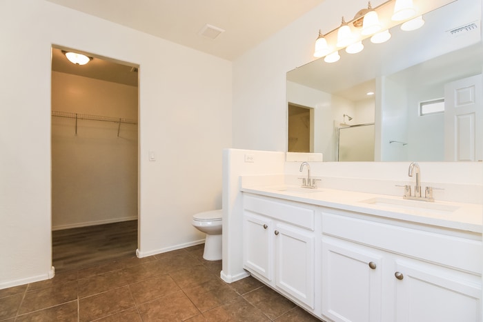 Building Photo - 2328 E Meadow Chase Dr