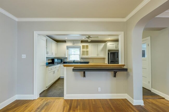 Building Photo - 1300 Crestwood Rd