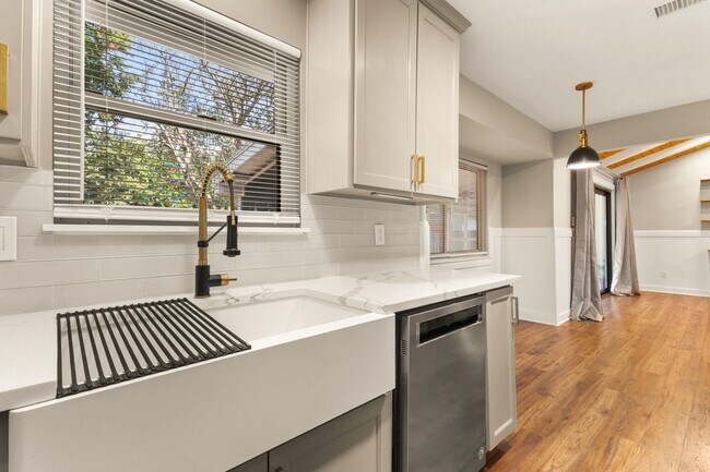 Building Photo - 224 Anhalt Dr