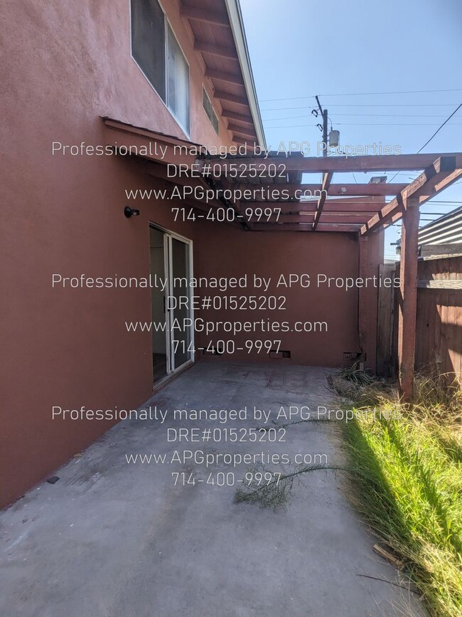 Building Photo - Downstairs 2 bedroom / 1 bathroom apartmen...