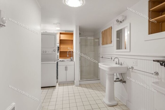 Building Photo - Spacious & Stylish 3-Bedroom Home with Upd...