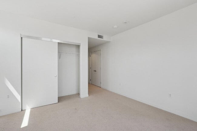 Building Photo - 10 Innes Ct