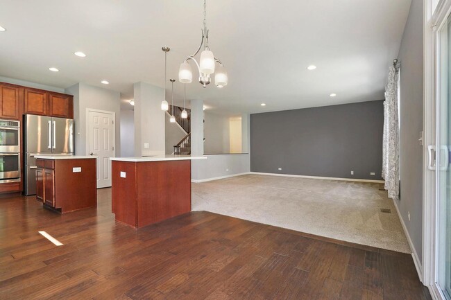 Building Photo - 643 Seneca St