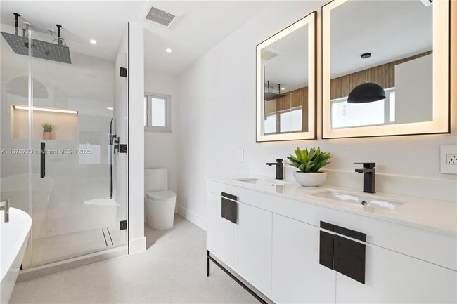 Building Photo - 5900 NE 21st Ave