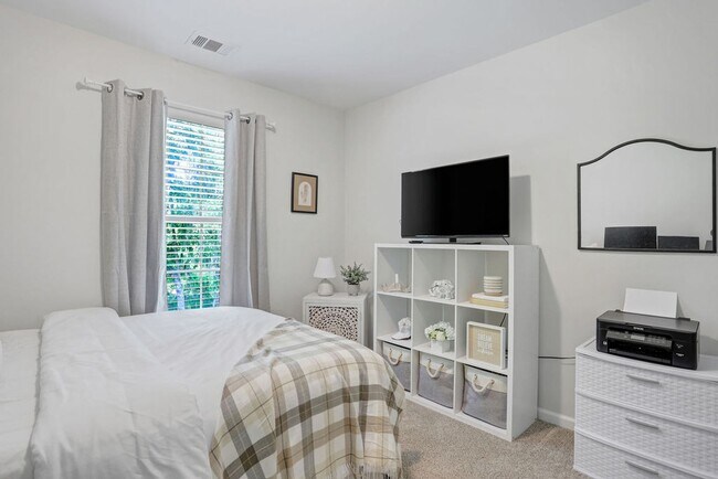 Building Photo - 3 bedroom 2.5 bath with bonus room in Lega...