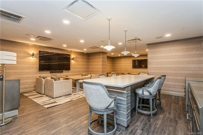 Building Photo - 10 City Pl