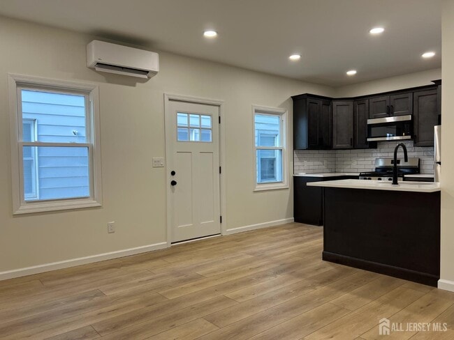 Building Photo - 33 Obert St