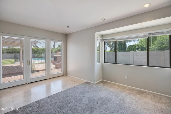 Building Photo - 6035 E Calle Del Paisano