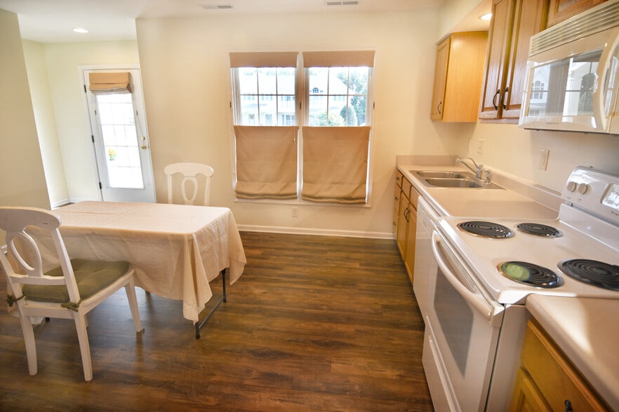 eat-in kitchen - 135 Tobin Dr