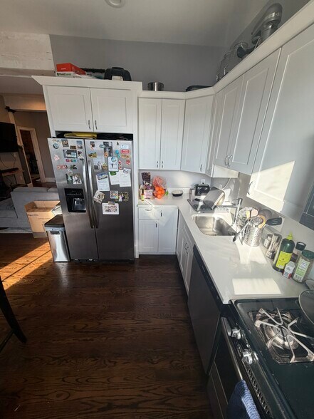 Building Photo - 172 W 4th St