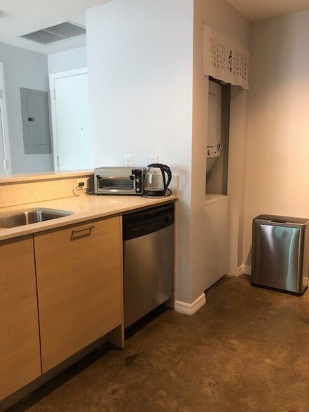 Building Photo - 350 NE 24th St