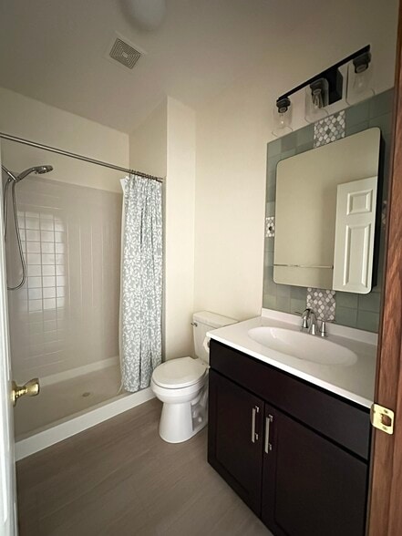 Second bathroom - 4245 Boardwalk Dr