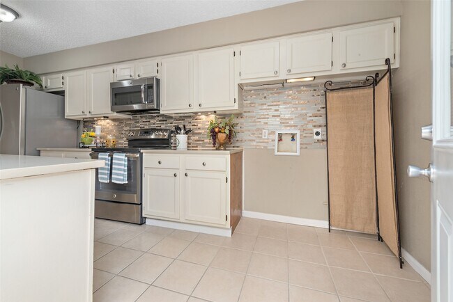 Building Photo - 6602 Montauk Dr