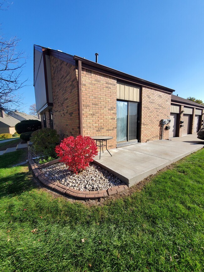 Charming Franklin Condo For Rent! 3917 W College Ave Milwaukee WI