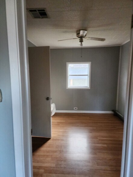Bed1 - 1108 S Crocker St