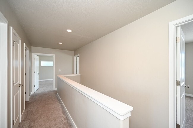 Building Photo - Beautiful Spacious Home in Bluffdale!