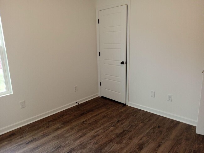 Building Photo - 712 Short Leaf