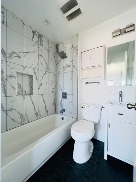 Building Photo - 4576 Oakwood Ave
