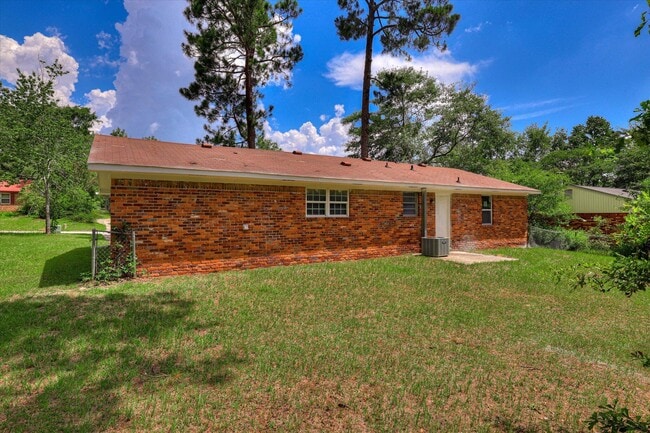 Building Photo - 2408 Southdale Dr
