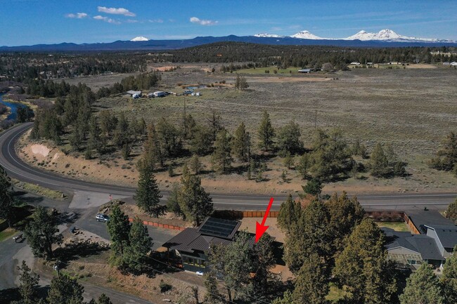 Building Photo - Gorgeous home close to downtown Tumalo