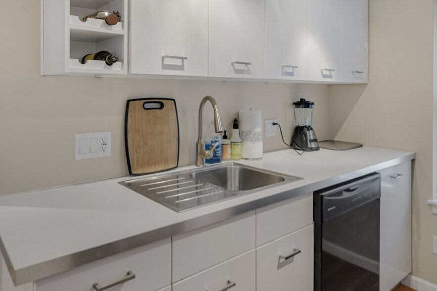 Kitchen - 233 Forest Home Dr