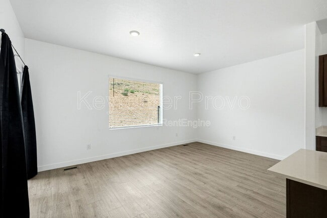 Building Photo - 371 E Levengrove Dr