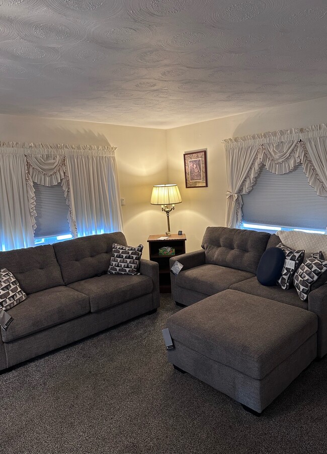 Building Photo - Walnut St.