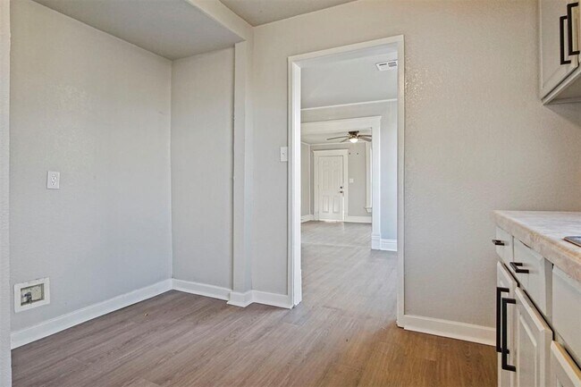 Building Photo - 907 N McKinley Ave