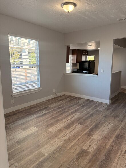 Building Photo - 1085 S 200 W