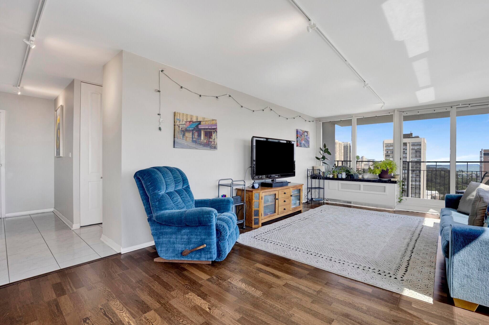 Unit Living room - 88 W Schiller St