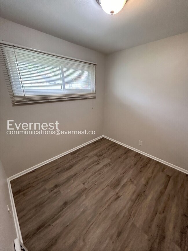 Building Photo - 3 Bed/1 Bath Home with Fenced Yard / Pet-Friendly / Vouchers Accepted / Coming Soon!